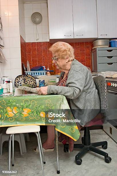 Mujer De Edad Avanzada Foto de stock y más banco de imágenes de Piso - Residencia - Piso - Residencia, Pobreza, Tercera edad