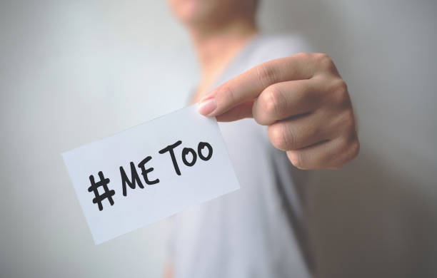 cerrar una mano de hombre joven que mostrar una tarjeta blanca con la palabra "me too". concepto de movimiento social - molest fotografías e imágenes de stock