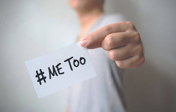 gros plan la main du jeune homme tenant montrent une carte blanche avec le mot « me too ». notion de mouvement social - molest photos et images de collection