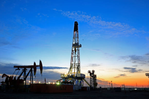 istock Oil drilling platform in the beautiful night 930677994
