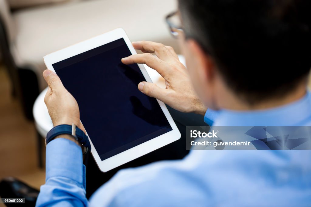 デジタルタブレットを使用している男性 - タブレット端末のロイヤリティフリーストックフォト