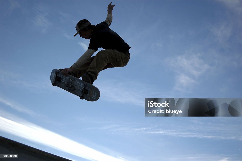 sk8tr dans le ciel - Photo de Adolescent libre de droits