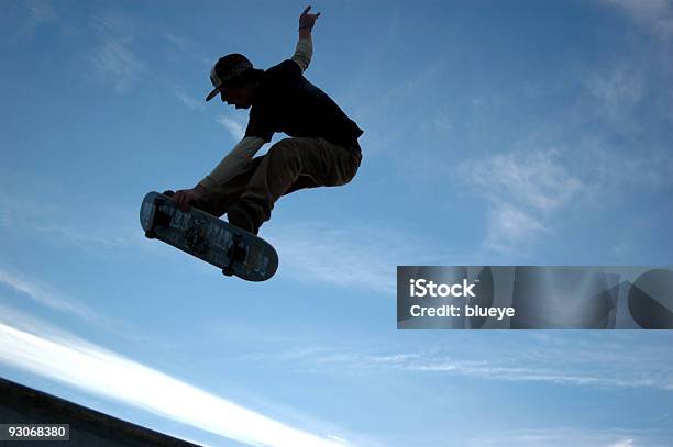 Photo libre de droit de Sk8tr Dans Le Ciel banque d'images et plus d'images libres de droit de Adolescent - Adolescent, Bleu, Ciel