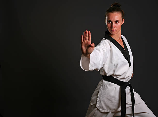 chica en kimono blanco - martial arts women tae kwon do black belt fotografías e imágenes de stock