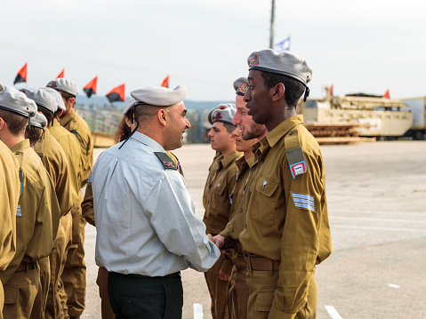 Mishmar David, Israel, Februar 21, 2018 : Officers of the IDF reward the soldier with the insignia at the formation in Engineering Corps Fallen Memorial Monument in Mishmar David, Israel