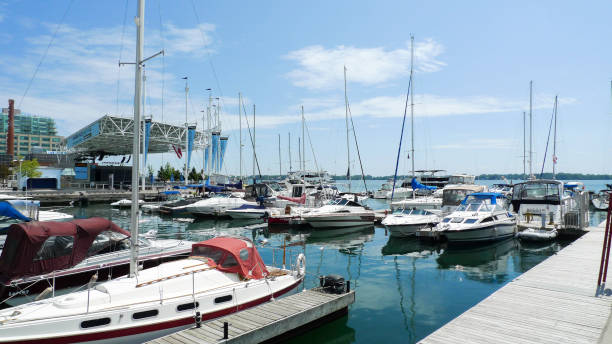 barcos em toronto waterfront - toronto waterfront commercial dock canada - fotografias e filmes do acervo