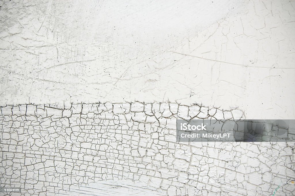 Incrinato il muro di cemento vernice bianca - Foto stock royalty-free di Ambientazione esterna