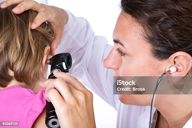 소아과 의사 검사 청력보조용 2명에 대한 스톡 사진 및 기타 이미지 - 2명, 간호사, 갈색 머리