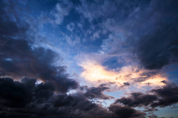 暗い雲が空の旅 - meteorology sky cloud light ストックフォトと画像