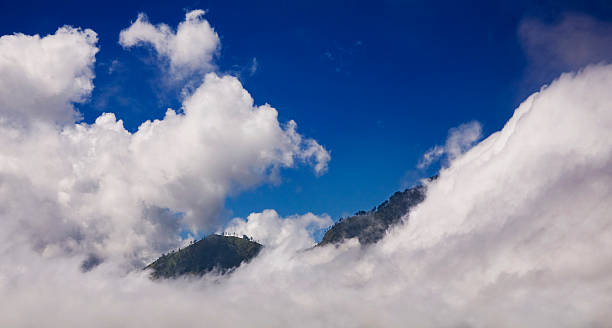 Montagnes dans les nuages - Photo