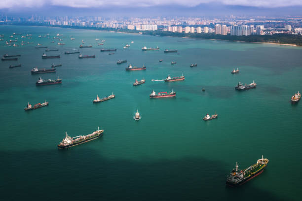 вид сверху с самолета сингапурской гавани - singapore shipping cargo container nautical vessel стоковые фото и изображения