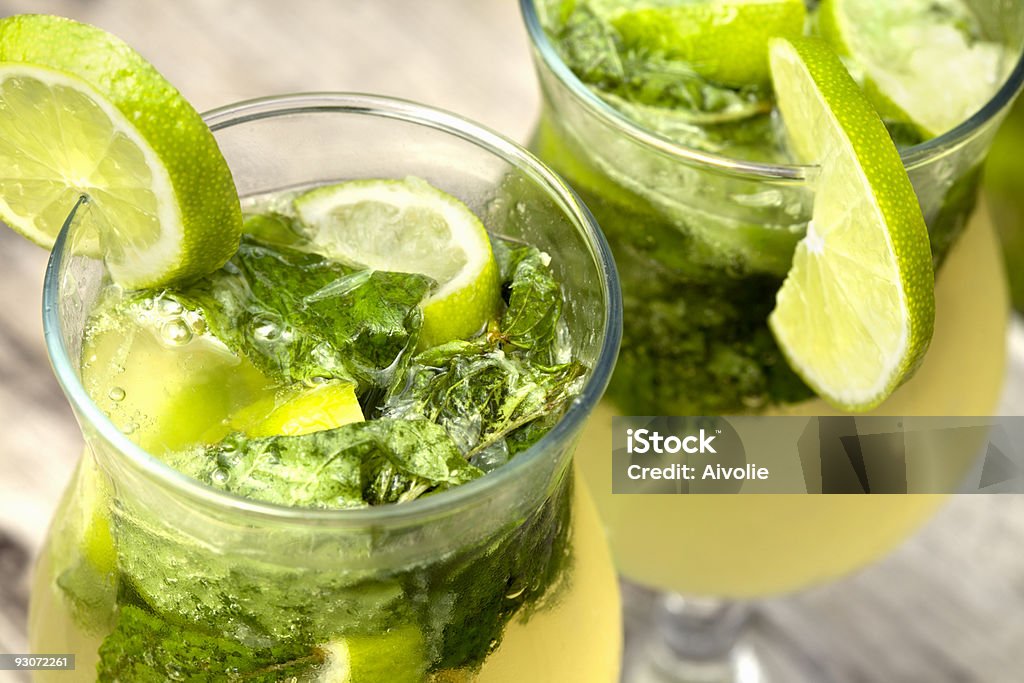 mojito fresco cocktail nel bicchiere tumblers - Foto stock royalty-free di Acqua tonica