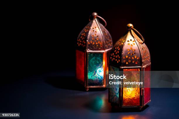 Foto de Duas Lanternas Orientais Coloridas De Lâmpada Queimam Com Velas Com Reflexão De Cor Em Fundo Preto Escuro Para O Ramadã E Outros Feriados Muçulmanos Islâmicos e mais fotos de stock de Ramadã
