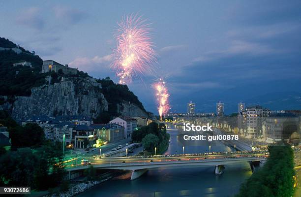 Photo libre de droit de Feux Dartifice Dans La Ville banque d'images et plus d'images libres de droit de Crépuscule - Crépuscule, Festivité, Feu d'artifice