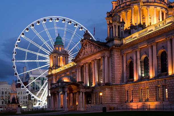 ayuntamiento de belfast, noria - belfast northern ireland northern ireland city irish culture fotografías e imágenes de stock