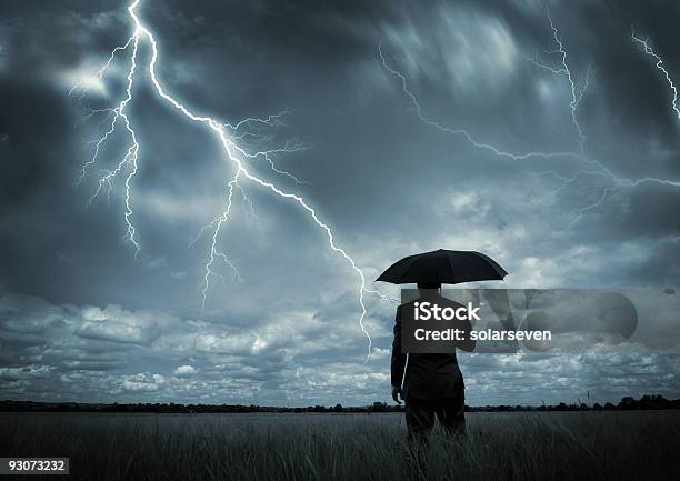 Mann In Schwarzer Anzug Mit Einem Schwarzen Regenschirm In Einem Sturm Stockfoto und mehr Bilder von Gewitter