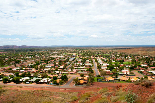 città di newman - outback desert australia sky foto e immagini stock