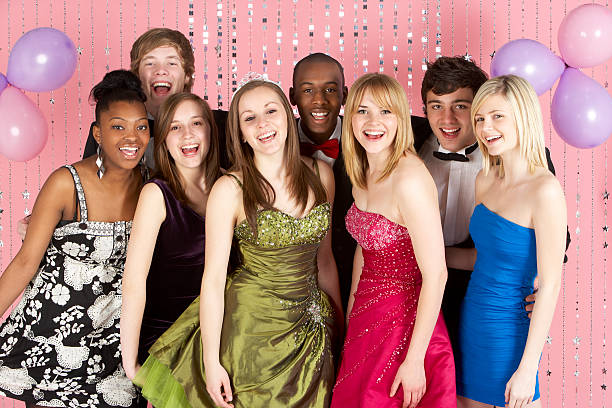 groupe d'adolescents habillés pour fête de fin d'études secondaires - robe du soir photos et images de collection