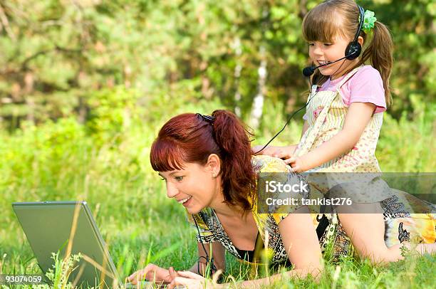 Madre E Daughte - Fotografie stock e altre immagini di Adulto - Adulto, Allegro, Ambientazione esterna