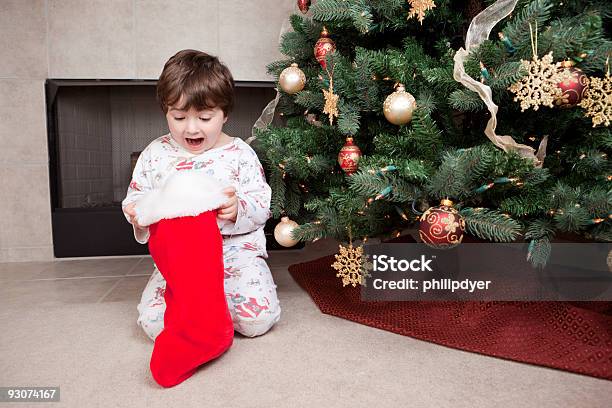 Junge Mit Weihnachtsstrumpf Stockfoto und mehr Bilder von Weihnachtsstrumpf - Weihnachtsstrumpf, Kind, Weihnachten