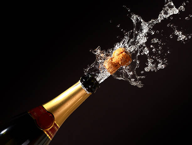 flasche champagner ausbruch - sektkorken stock-fotos und bilder
