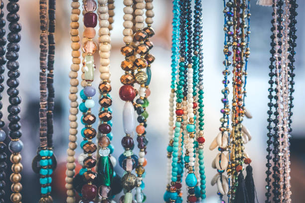бусы и ожерелье женщины на еврейском рынке. остров бали - sewing item craft jewelry necklace стоковые фото и изображения