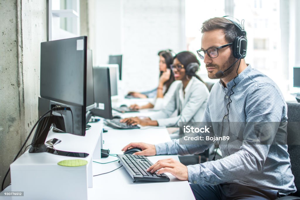 Hübscher Junge männliche Kunden unterstützen Vorstand arbeiten im Büro. - Lizenzfrei IT Support Stock-Foto