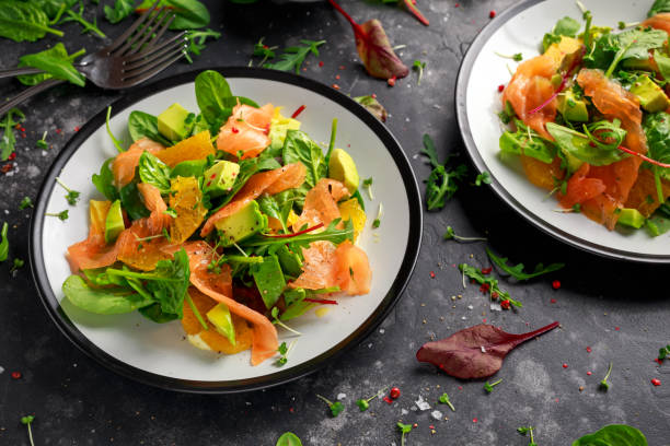 salade de saumon frais aux légumes avocats, orange et verts - sarriette photos et images de collection