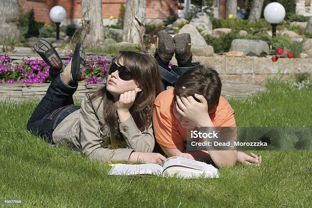 Crianças na grama - Foto de stock de Adolescente royalty-free