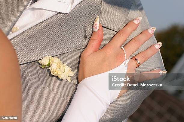 Brauthand Stockfoto und mehr Bilder von Anzug - Anzug, Berühren, Blumenbouqet