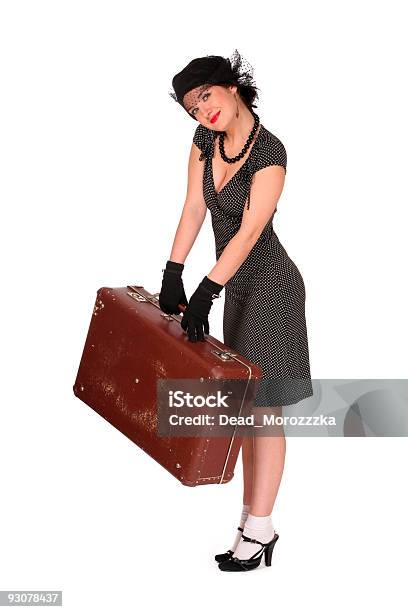 Mujer Sonriente Con Una Maleta Pesadas Foto de stock y más banco de imágenes de Adulto - Adulto, Agarrar, Alegre