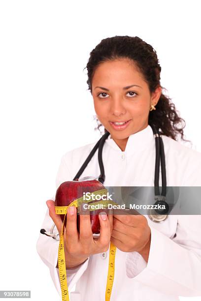 Médico Con Red Apple Foto de stock y más banco de imágenes de Adulto - Adulto, Alegre, Alimento