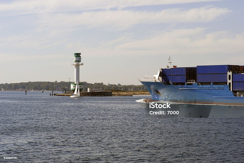 貨物船と灯台 - カラー画像のロイヤリティフリーストックフォト