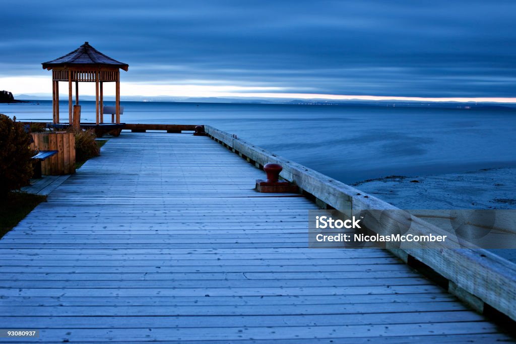 Jetée au lever du soleil et belvédère - Photo de Charlevoix libre de droits