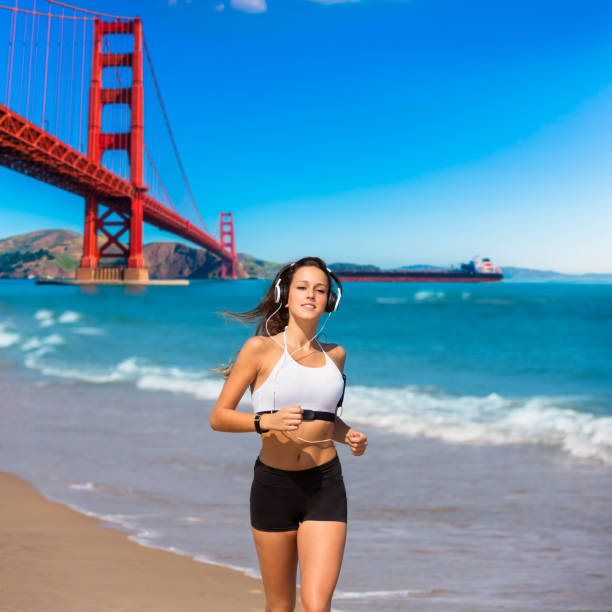 niña corriendo el puente golden gate de san francisco - golden gate bridge audio fotografías e imágenes de stock