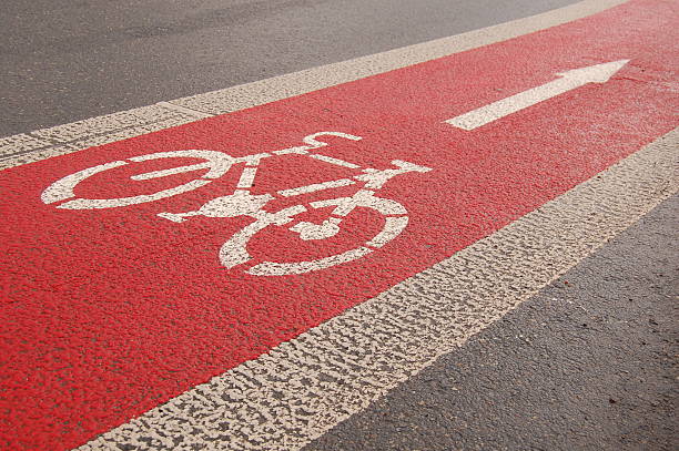 vélo lane, après la pluie - bicycle sign symbol bicycle lane photos et images de collection