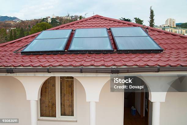 Sistema De Aquecimento Solar De Água - Fotografias de stock e mais imagens de Casa - Casa, Ao Ar Livre, Azul