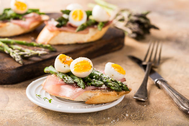 istock Fresh sendwich with ham, asparagus and quail eggs 930841326