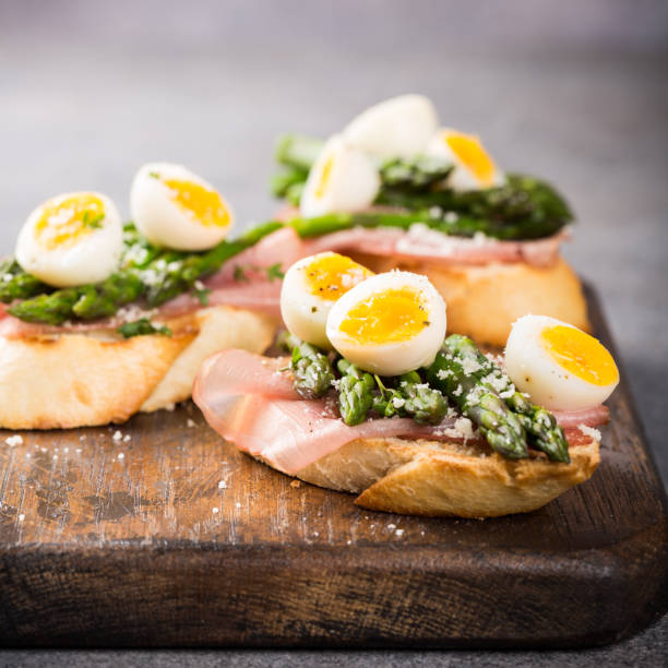 istock Fresh sendwich with ham, asparagus and quail eggs 930841408