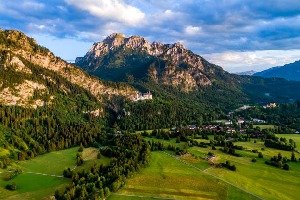 красивый природный ландшафт альп. forggensee и швангау, германия, бавария - st colomans church стоковые фото и изображения