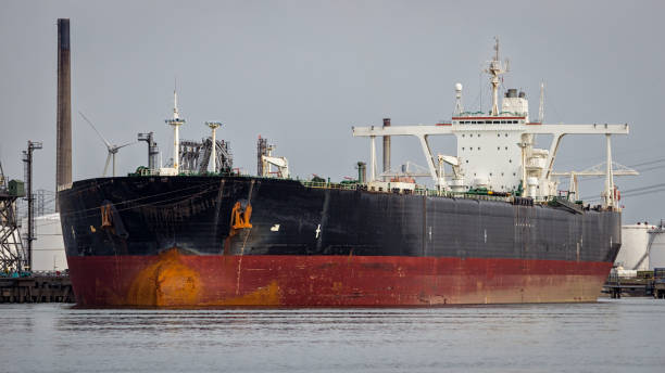 gran petrolero amarrado - petrolium tanker fotografías e imágenes de stock