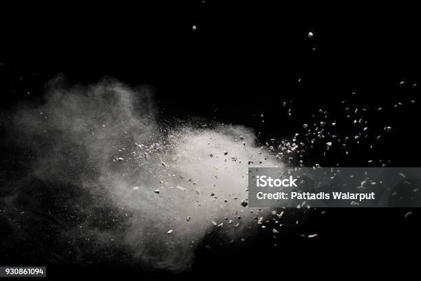小花崗岩石飛離黑色背景石頭與白色粉末飛濺在黑暗的背景 照片檔及更多 灰塵 照片 - 灰塵, 爆炸, 粒子