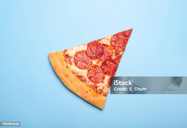 Photo libre de droit de Tranches De Pepperoni Pizza Délicieuse banque d'images et plus d'images libres de droit de Pizza - Pizza, Aliment en portion, Pizza pepperoni