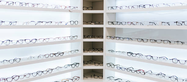 眼科で眼鏡 - optics store ストックフォトと画像