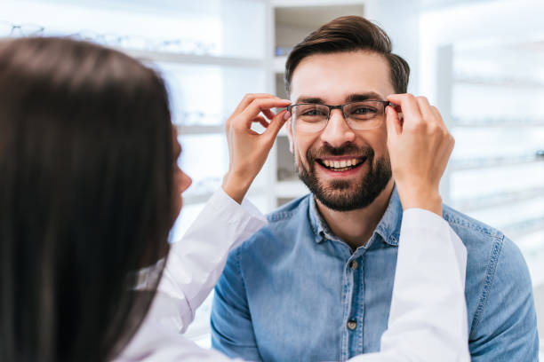 医師と患者の眼科クリニック - glasses ストックフォトと画像