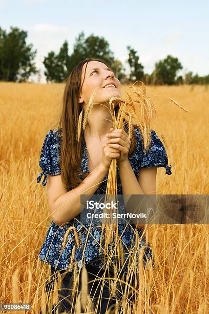 Mujer Agricultor Con Trigo Foto de stock y más banco de imágenes de Adulto - Adulto, Adulto joven, Agarrar