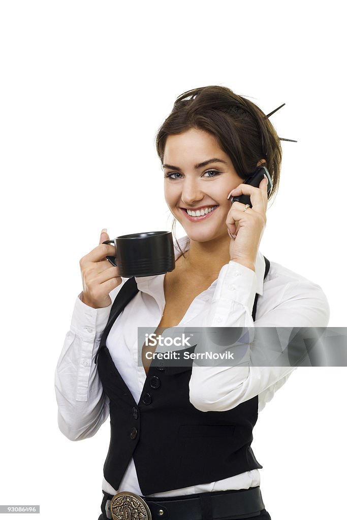 Jovem mulher beber e falar ao telemóvel - Royalty-free A usar um telefone Foto de stock