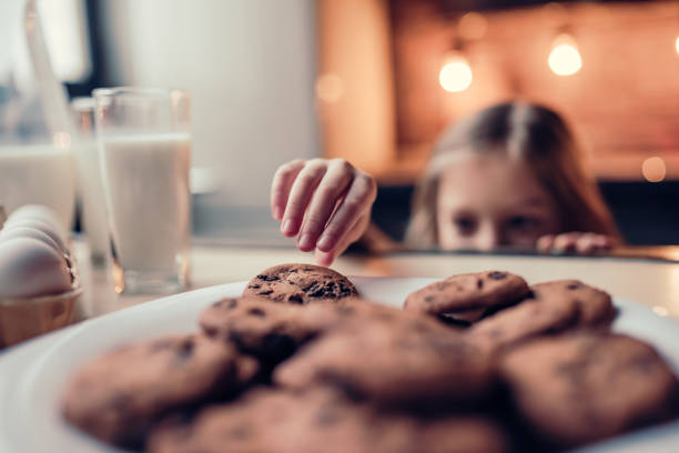 kleines mädchen mit küche - baking lifestyles beautiful cookie stock-fotos und bilder