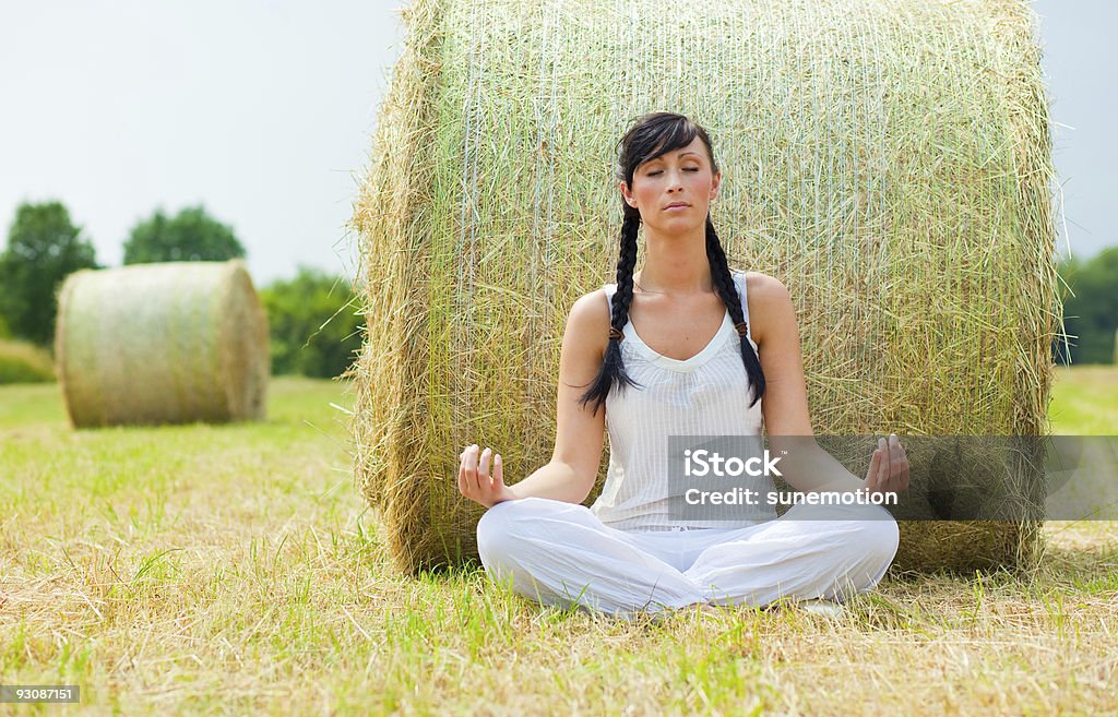 Натуральный Йога Девушка на поле - Стоковые фото Йога роялти-фри