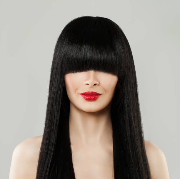 portrait de femme belle coiffure. modèle fille aux longs cheveux noirs et les lèvres rouges - bangs photos et images de collection